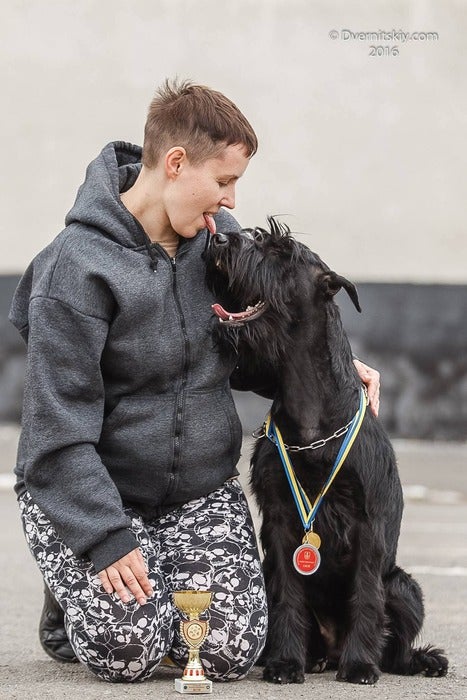 Людина з чорним собакою та нагородами